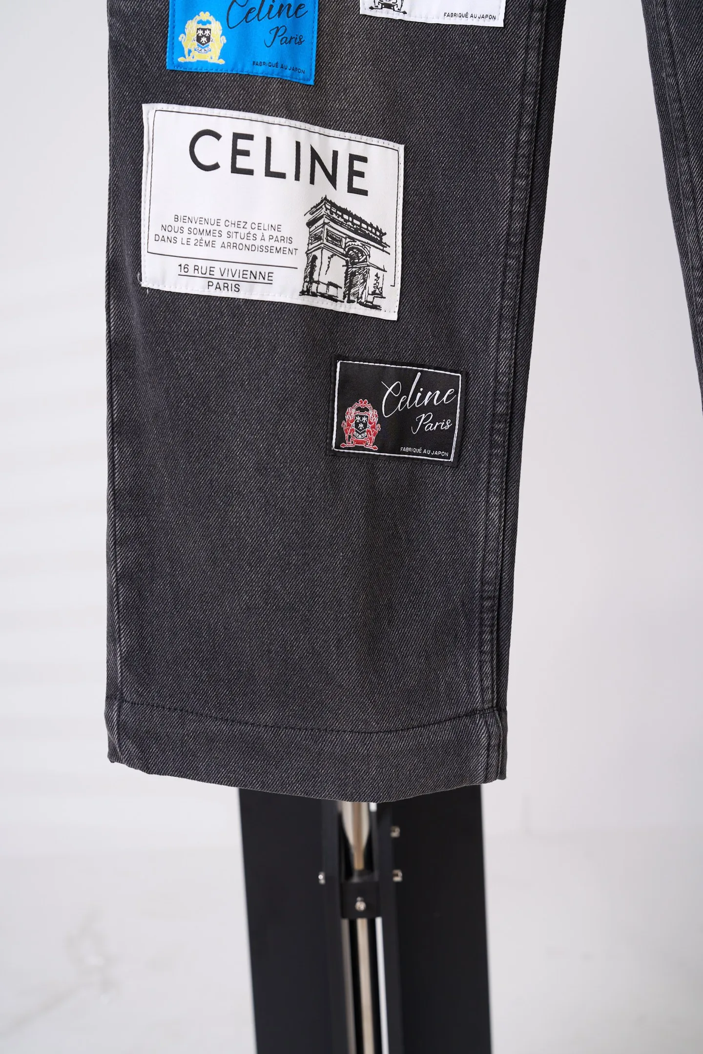 [Real auction] Celine/Celine Paris patchwork leather jeans [In Stock] 28 29 30 31 Customized ebony pattern reforged denim, stiff and stylish, comfortable and skin-friendly, carbon black fermentation dyeing fades the sharp edge, mottled whiskering texture covers the denim, interpreting the relaxed and elegant French Retro, straight silhouette, stretch and casual, continuing the classic five-pocket precision structure of denim. Five CELINE PARIS patches of different shapes are stacked vertically on the trousers. They are staggered and arranged to replicate the Retro aesthetics of past travel souvenir patches. It forms the core of the visual narrative of the garment. The CELINE leather patch is inlaid on the back waist. The identity of the family is engraved discreetly between the waists. The travel patch is used to deconstruct the brand symbol. It combines French Retro heritage and street style. It writes a luxurious and rebellious Retro attitude on the denim. It adopts patterned motorcycle stitching. Precisely control the sewing line by drawing a prototype machine to ensure the precise positioning of CELINE PARIS patches and complete alignment of horizontal and vertical lines. The prototype is accurately aligned by hand to ensure a tight opening and closing. Combination of rub-press wrinkle whisker technology and gun-painted cat whisker technology. Prioritize hand rubbing in specific areas to achieve natural wrinkle effects. Then use specific tools to draw the texture of the cat's whisker shape to create a full visual effect. Adopt purely artificial regular edge grinding process and hand-polished ablation fabric veil lines. Create a staggered hairy texture and layered depth on the edge of the bag to form a natural aged and worn texture. Use multiple horses to rub sand. Use high-pressure spray guns to rub at specific parts to achieve a local gradient effect. Then use frosting technology to create a unique texture pattern. The workmanship is extremely complex and time-consuming and labor-intensive. Stone grinding is light fermentation➕stretching and bleaching to soften. The mutual friction between pumice and clothing causes wear and fading effects on the denim surface. Combining pulling and bleaching. Make the clothes produce a certain texture and stretching effect while bleaching. Stir-fry snowballs and stir-fry salt. Prepare a special solution. Add a certain amount of dye. Soak the denim material in it to absorb the solvent. Then scrub it and dry it to further fade and oxidize it, creating a loose fit.